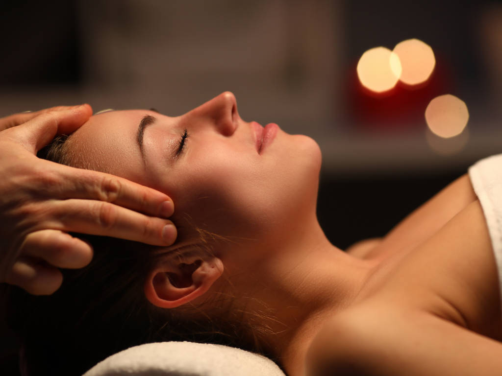 We often have busy days and are constantly preoccupied. Being massaged means taking a special time for oneself, in the present moment, to take care of one’s body and mind at the same time.